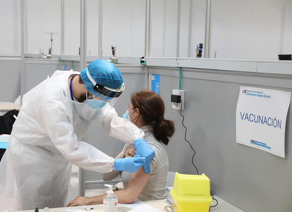A woman receives the AstraZeneca vaccine against COVID-19, in Pavilion 3 of the Public Hospital Enfermera Isabel Zendal, in Madrid, (Spain), 23 February 2021. This Tuesday begins the vaccination in the pavilion 3 of the hospital with the vaccine of AstraZeneca to 400 people of External Health, AENA, inspectors of Public Health, of Institute of Social Security, professionals of reformatories, Forensic Doctors, Students of CC Health and veterinarians. These new groups to be vaccinated will be joined by those over 80 years of age on Thursday 25 February in the Primary Care centres of each of the health areas of the community with 50,000 doses. 23 FEBRUARY 2021;ISABEL DÃAZ AYUSO;AYUSO;MADRID;COMMUNITY OF MADRID;ZENDAL LagenciaEP PRESS M.FERNÃ Copyright: xLagenciaEPxPRESS M.FERNÃNDEZ.xPOOLx 3576569