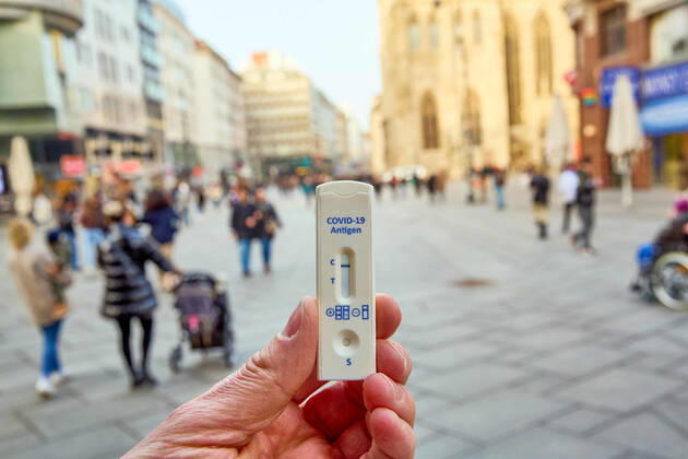 - Wien 23.02.2021 - Coronavirus Krise - Am 15. März könnten laut heutigen Meldungen auch Gastronomie und Kulturstätten wieder aufsperren. Teil des Konzepts könnte das Freitesten sein bei dem ein Corona-Schnelltest nicht älter als 48 Stunden den Eintritt in Restaurants, Gaststätten, Hotels, Lokale und alle Kulturbetriebe wie Theater, Kinos, Opern- und Konzerthäuser etc ermöglichen soll. PHOTO: Noch sind alle Lokale und Terrassen für Kunden geschlossen. Mit einem negativen Corona Antigentest könnte ein Besuch wieder möglich werden. Vienna, Austria - Coronavirus Crisis - According to today s reports, restaurants and cultural sites could open again on March 15. Part of the concept could be the so called freest of all, in which a corona 