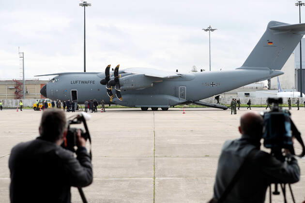 News Themen der Woche KW08 News Bilder des Tages (210224) -- LISBON, Feb. 24, 2021 -- A German Air Force Airbus A400M transporting German army medical experts arrives at Figo Maduro military airbase in Lisbon, Portugal on Feb. 23, 2021. Portugal on Tuesday welcomed the second team of German military health professionals who assist the country in the treatment of COVID-19 patients. (Photo by Xinhua) PORTUGAL-LISBON-GERMANY-MEDICAL EXPERTS-COVID-19 PedroxFiuza 