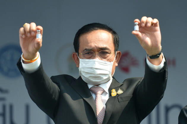 (210224) -- BANGKOK, Feb. 24, 2021 -- Thai Prime Minister Prayut Chan-o-cha presents two vials of Sinovac COVID-19 vaccine at Suvarnabhumi Airport in Bangkok, Thailand, Feb. 24, 2021. The first batch of COVID-19 vaccines that Thailand ordered from China s Sinovac Biotech arrived in the capital Bangkok Wednesday, putting the country on track to kickstart its national inoculation program. ) THAILAND-BANGKOK-CHINA-COVID-19-VACCINE-ARRIVAL RachenxSageamsak 