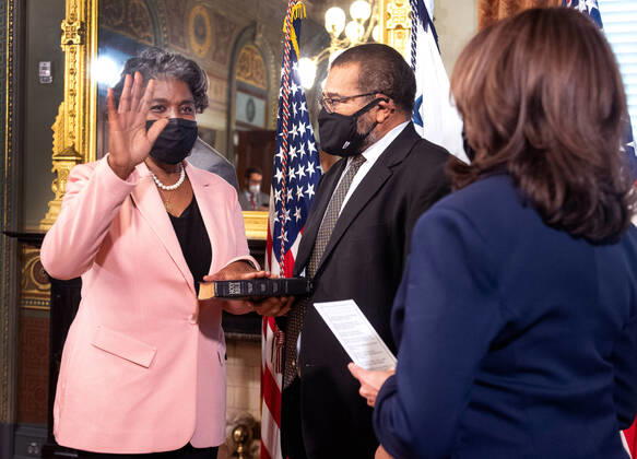 News Bilder des Tages February 24, 2021, Washington, District of Columbia, USA: Vice President Kamala Harris swears-in United Nations Ambassador Linda Thomas-Greenfield, as her husband Lafayette Greenfield holds a bible, during a ceremony in the Eisenhower Executive Office Building in Washington, DC on Wednesday, February 24, 2021 Washington USA - ZUMAs152 20210224_zaa_s152_010 Copyright: xKevinxDietschx