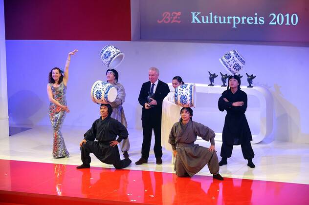 BZ Kulturpreis 2010 vl Meret Becker, the Chinese National Circus and award winner David Chipperfield at the presentation of the BZ Kulturpreis 2010 at Axel Springer Verlag in Berlin on 21 01 2010 Copyright Eventpress Mathias Krohn EVENTPRESS Copyright: xEventpress MathiasxKrohnx