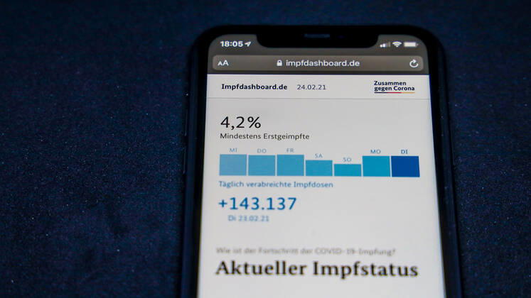 Vaccination dashboard of the Federal Ministry of Health Current vaccination status DEU, Germany, Berlin, 24 02 2021 Impfdashboard de Status 24 February 2021, 09 30 clock, displayed on an iPhone progress of COVIDâ â 19â â vaccination.