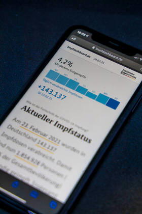 Vaccination dashboard of the Federal Ministry of Health Current vaccination status DEU, Germany, Berlin, 24 02 2021 Impfdashboard de Status 24 February 2021, 09 30 clock, displayed on an iPhone progress of COVIDâ â 19â â vaccination.