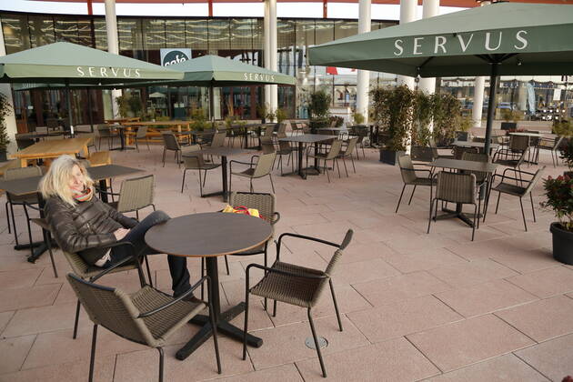 Corona situation in Outlet Center Parndorf, 23 02 2021 Corona pandemic, Corona, Corona virus, CoV 2, Covid 19, Sars, virus, virus infection, pandemic, Corona crisis, viral disease, Coronavirus, SARS CoV 2 Restaurant SERVUS in PADO Gastronomy, economic crisis, economy, hos AVN10100245439