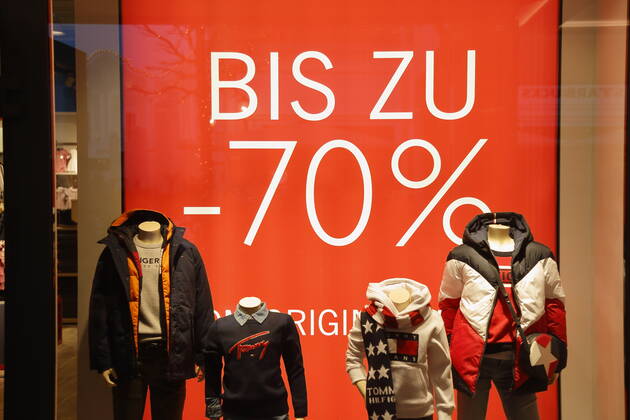 Corona situation in Outlet Center Parndorf, 23 02 2021 Corona Pandemic, Corona, Corona Virus, CoV 2, Covid 19, Sars, Virus, Virus infection, Pandemic, Corona crisis, Virus disease, Coronavirus, SARS CoV 2 Reopened trade shop, shops, open, open sale, clearance sale, clearance sale Vienna Austria AVN10100245461