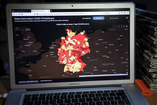 Coronavirus in Germany Covid 19 Dashboard of the Robert Koch Institute 25 02 2021 Robert Koch Institute 7 days Incidence 61.7 7 days Number of cases 51 279 COVID 19 cases 2 414 687 Addition of 11 869 compared to previous day COVID 19 deaths 69 125 Addition of 385 compared to previous day
