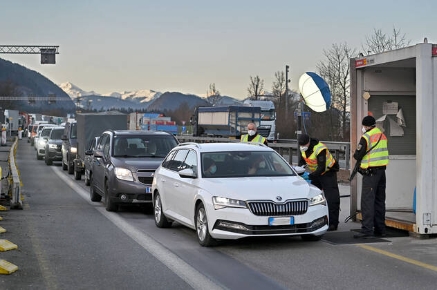 Border controls at the Austrian-German border ,border crossing Kiefersfelden border police officers control motorists entering Bavaria from Tyrol Austria to Bavaria Germany