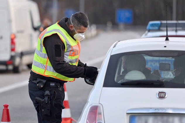 Border controls at the Austrian-German border ,border crossing Kiefersfelden border police officers control motorists entering Bavaria from Tyrol Austria to Bavaria Germany