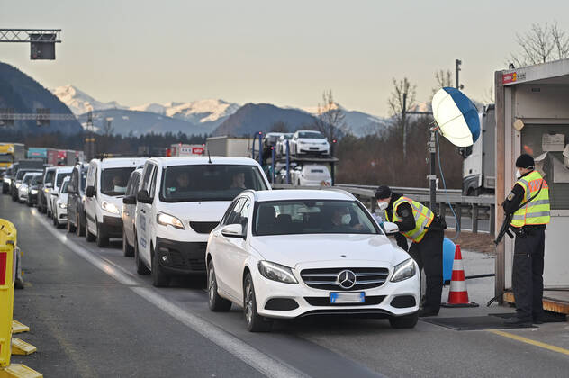 Border controls at the Austrian-German border ,border crossing Kiefersfelden border police officers control motorists entering Bavaria from Tyrol Austria to Bavaria Germany