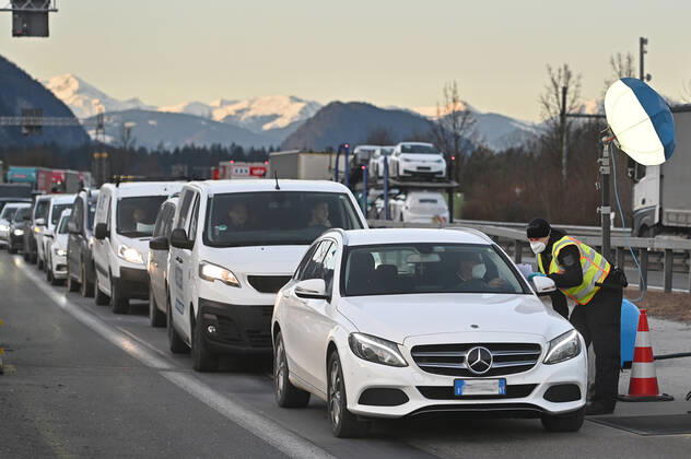 Border controls at the Austrian-German border ,border crossing Kiefersfelden border police officers control motorists entering Bavaria from Tyrol Austria to Bavaria Germany