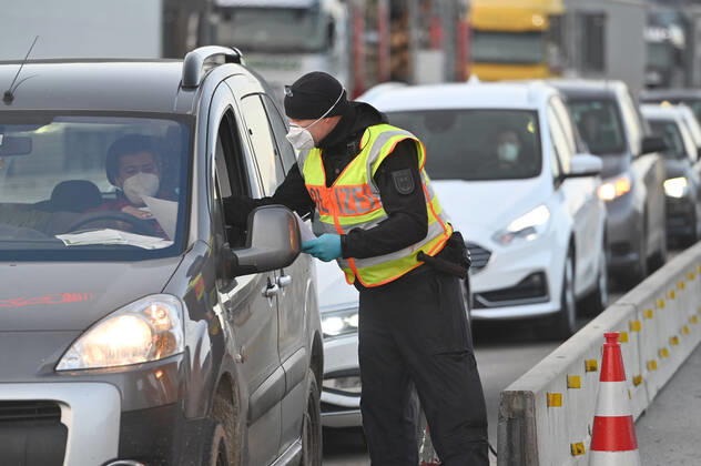 Border controls at the Austrian-German border ,border crossing Kiefersfelden border police officers control motorists entering Bavaria from Tyrol Austria to Bavaria Germany