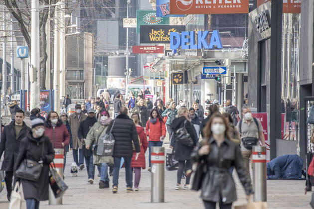 Corona virus in Austria: Rising infection rates Seit den ersten Lockerungen und der damit einhergehenden Öffnung des Handels im dritten Lockdown steigen die Infektionszahlen in Österreich wieder an. Im Bild: Die beliebte Einkaufsstraße ,,Mariahilfer Straße ist bereits am Vormittag stark frequentiert. Geschäfte werben mit Rabattaktionen um Kundinnen und Kunden. Wien, Österreich. 25.02.2021