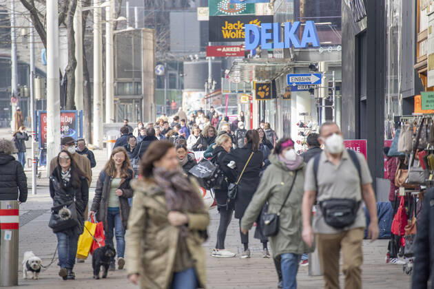 Corona virus in Austria: Rising infection rates Seit den ersten Lockerungen und der damit einhergehenden Öffnung des Handels im dritten Lockdown steigen die Infektionszahlen in Österreich wieder an. Im Bild: Die beliebte Einkaufsstraße ,,Mariahilfer Straße ist bereits am Vormittag stark frequentiert. Geschäfte werben mit Rabattaktionen um Kundinnen und Kunden. Wien, Österreich. 25.02.2021