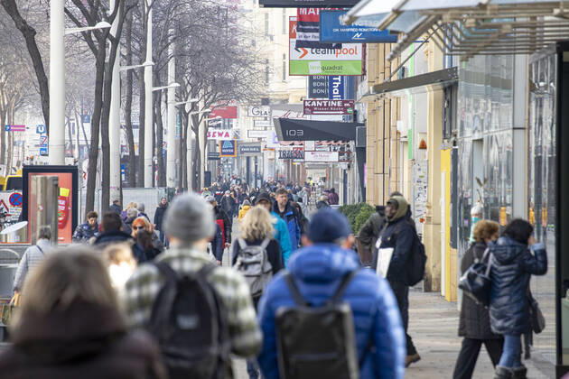 Corona virus in Austria: Rising infection rates Seit den ersten Lockerungen und der damit einhergehenden Öffnung des Handels im dritten Lockdown steigen die Infektionszahlen in Österreich wieder an. Im Bild: Die beliebte Einkaufsstraße ,,Mariahilfer Straße ist bereits am Vormittag stark frequentiert. Geschäfte werben mit Rabattaktionen um Kundinnen und Kunden. Wien, Österreich. 25.02.2021