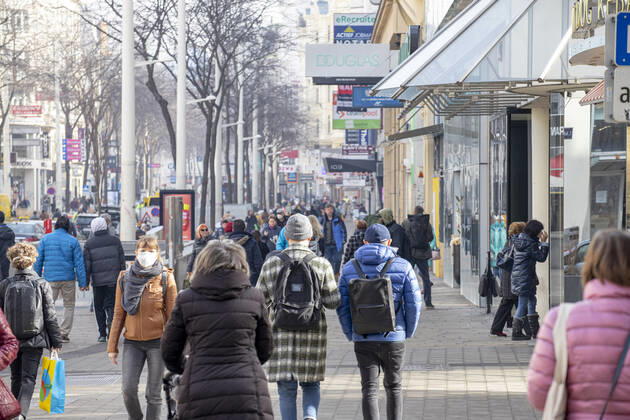 Corona virus in Austria: Rising infection rates Seit den ersten Lockerungen und der damit einhergehenden Öffnung des Handels im dritten Lockdown steigen die Infektionszahlen in Österreich wieder an. Im Bild: Die beliebte Einkaufsstraße ,,Mariahilfer Straße ist bereits am Vormittag stark frequentiert. Geschäfte werben mit Rabattaktionen um Kundinnen und Kunden. Wien, Österreich. 25.02.2021
