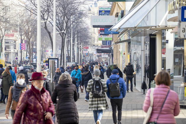 Corona virus in Austria: Rising infection rates Seit den ersten Lockerungen und der damit einhergehenden Öffnung des Handels im dritten Lockdown steigen die Infektionszahlen in Österreich wieder an. Im Bild: Die beliebte Einkaufsstraße ,,Mariahilfer Straße ist bereits am Vormittag stark frequentiert. Geschäfte werben mit Rabattaktionen um Kundinnen und Kunden. Wien, Österreich. 25.02.2021