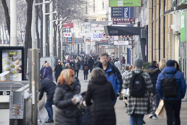 Corona virus in Austria: Rising infection rates Seit den ersten Lockerungen und der damit einhergehenden Öffnung des Handels im dritten Lockdown steigen die Infektionszahlen in Österreich wieder an. Im Bild: Die beliebte Einkaufsstraße ,,Mariahilfer Straße ist bereits am Vormittag stark frequentiert. Geschäfte werben mit Rabattaktionen um Kundinnen und Kunden. Wien, Österreich. 25.02.2021