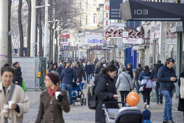 Corona virus in Austria: Rising infection rates Seit den ersten Lockerungen und der damit einhergehenden Öffnung des Handels im dritten Lockdown steigen die Infektionszahlen in Österreich wieder an. Im Bild: Die beliebte Einkaufsstraße ,,Mariahilfer Straße ist bereits am Vormittag stark frequentiert. Geschäfte werben mit Rabattaktionen um Kundinnen und Kunden. Wien, Österreich. 25.02.2021