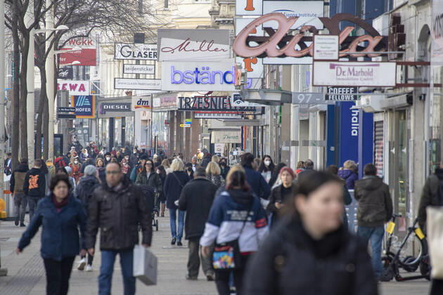 Corona virus in Austria: Rising infection rates Seit den ersten Lockerungen und der damit einhergehenden Öffnung des Handels im dritten Lockdown steigen die Infektionszahlen in Österreich wieder an. Im Bild: Die beliebte Einkaufsstraße ,,Mariahilfer Straße ist bereits am Vormittag stark frequentiert. Geschäfte werben mit Rabattaktionen um Kundinnen und Kunden. Wien, Österreich. 25.02.2021