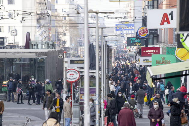 Corona virus in Austria: Rising infection rates Seit den ersten Lockerungen und der damit einhergehenden Öffnung des Handels im dritten Lockdown steigen die Infektionszahlen in Österreich wieder an. Im Bild: Fußgängerzone ,,Favoritenstraße ist am Nachmittag besonders stark frequentiert. Blick vom Reumannplatz in Richtung Stadtzentrum. Wien, Österreich. 25.02.2021