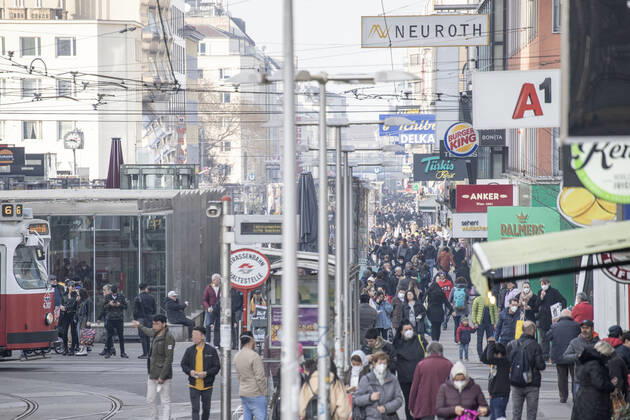 Corona virus in Austria: Rising infection rates Seit den ersten Lockerungen und der damit einhergehenden Öffnung des Handels im dritten Lockdown steigen die Infektionszahlen in Österreich wieder an. Im Bild: Fußgängerzone ,,Favoritenstraße ist am Nachmittag besonders stark frequentiert. Blick vom Reumannplatz in Richtung Stadtzentrum. Wien, Österreich. 25.02.2021