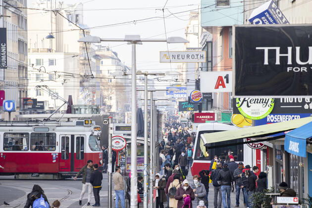 Corona virus in Austria: Rising infection rates Seit den ersten Lockerungen und der damit einhergehenden Öffnung des Handels im dritten Lockdown steigen die Infektionszahlen in Österreich wieder an. Im Bild: Fußgängerzone ,,Favoritenstraße ist am Nachmittag besonders stark frequentiert. Blick vom Reumannplatz in Richtung Stadtzentrum. Wien, Österreich. 25.02.2021