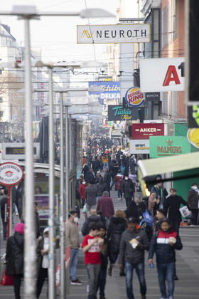 Corona virus in Austria: Rising infection rates Seit den ersten Lockerungen und der damit einhergehenden Öffnung des Handels im dritten Lockdown steigen die Infektionszahlen in Österreich wieder an. Im Bild: Fußgängerzone ,,Favoritenstraße ist am Nachmittag besonders stark frequentiert. Blick vom Reumannplatz in Richtung Stadtzentrum. Wien, Österreich. 25.02.2021