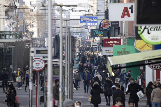 Corona virus in Austria: Rising infection rates Seit den ersten Lockerungen und der damit einhergehenden Öffnung des Handels im dritten Lockdown steigen die Infektionszahlen in Österreich wieder an. Im Bild: Fußgängerzone ,,Favoritenstraße ist am Nachmittag besonders stark frequentiert. Blick vom Reumannplatz in Richtung Stadtzentrum. Wien, Österreich. 25.02.2021