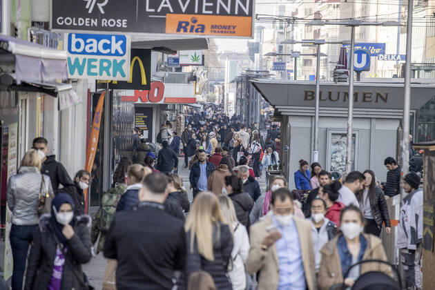 Corona virus in Austria: Rising infection rates Seit den ersten Lockerungen und der damit einhergehenden Öffnung des Handels im dritten Lockdown steigen die Infektionszahlen in Österreich wieder an. Im Bild: Fußgängerzone ,,Favoritenstraße ist am Nachmittag besonders stark frequentiert. Blick vom Reumannplatz in Richtung Stadtzentrum. Wien, Österreich. 25.02.2021