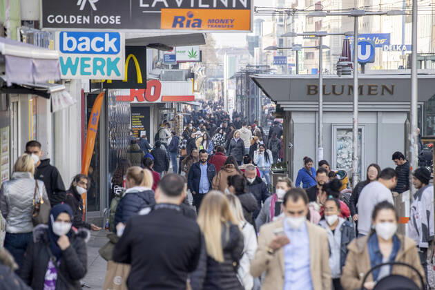 Corona virus in Austria: Rising infection rates Seit den ersten Lockerungen und der damit einhergehenden Öffnung des Handels im dritten Lockdown steigen die Infektionszahlen in Österreich wieder an. Im Bild: Fußgängerzone ,,Favoritenstraße ist am Nachmittag besonders stark frequentiert. Blick vom Reumannplatz in Richtung Stadtzentrum. Wien, Österreich. 25.02.2021