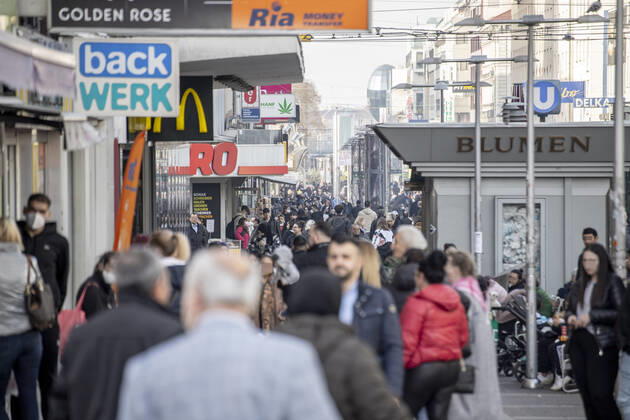 Corona virus in Austria: Rising infection rates Seit den ersten Lockerungen und der damit einhergehenden Öffnung des Handels im dritten Lockdown steigen die Infektionszahlen in Österreich wieder an. Im Bild: Fußgängerzone ,,Favoritenstraße ist am Nachmittag besonders stark frequentiert. Blick vom Reumannplatz in Richtung Stadtzentrum. Wien, Österreich. 25.02.2021