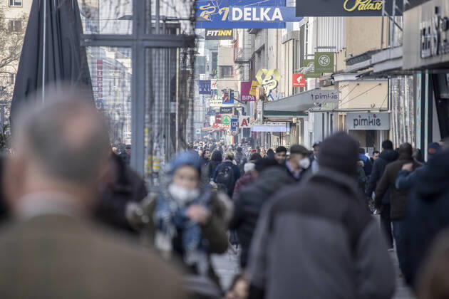 Corona virus in Austria: Rising infection rates Seit den ersten Lockerungen und der damit einhergehenden Öffnung des Handels im dritten Lockdown steigen die Infektionszahlen in Österreich wieder an. Im Bild: Fußgängerzone ,,Favoritenstraße ist am Nachmittag besonders stark frequentiert. Blick vom Reumannplatz in Richtung Stadtzentrum. Wien, Österreich. 25.02.2021