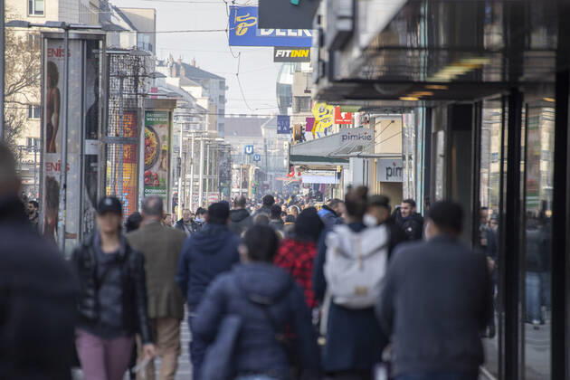 Corona virus in Austria: Rising infection rates Seit den ersten Lockerungen und der damit einhergehenden Öffnung des Handels im dritten Lockdown steigen die Infektionszahlen in Österreich wieder an. Im Bild: Fußgängerzone ,,Favoritenstraße ist am Nachmittag besonders stark frequentiert. Blick vom Reumannplatz in Richtung Stadtzentrum. Wien, Österreich. 25.02.2021