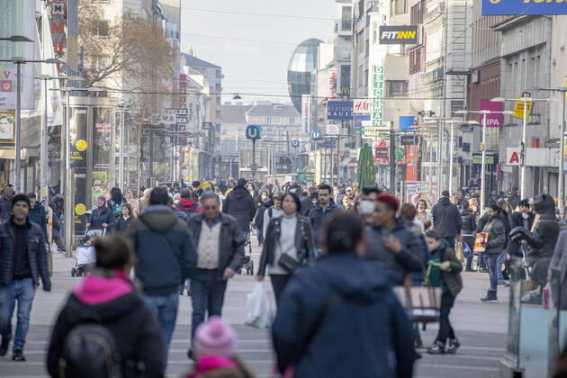 Corona virus in Austria: Rising infection rates Seit den ersten Lockerungen und der damit einhergehenden Öffnung des Handels im dritten Lockdown steigen die Infektionszahlen in Österreich wieder an. Im Bild: Fußgängerzone ,,Favoritenstraße ist am Nachmittag besonders stark frequentiert. Blick vom Reumannplatz in Richtung Stadtzentrum. Wien, Österreich. 25.02.2021