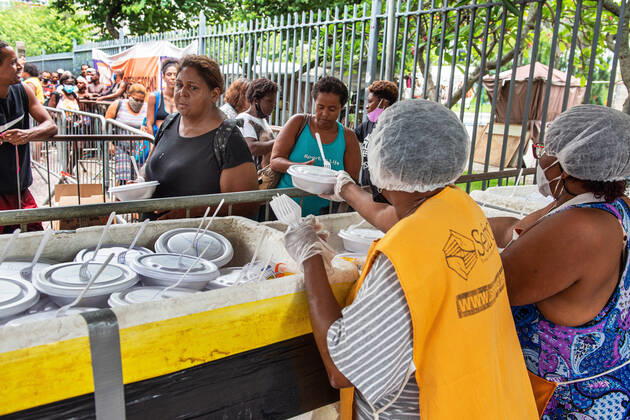 COVID-19 Food Assistance in Brazil RIO DE JANEIRO, BRAZIL, FEB 25: COVID-19 FOOD ASSISTANCE - NGO volunteers distribute free meal to people in precarious situations during the COVID-19 pandemic at downtown Rio , on Feb. 25, 2021. Rio de Janeiro Brazil 6209_232869 Copyright: xChicoxFerreira PentaxPressx