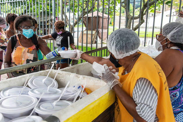 COVID-19 Food Assistance in Brazil RIO DE JANEIRO, BRAZIL, FEB 25: COVID-19 FOOD ASSISTANCE - NGO volunteers distribute free meal to people in precarious situations during the COVID-19 pandemic at downtown Rio , on Feb. 25, 2021. Rio de Janeiro Brazil 6209_232870 Copyright: xChicoxFerreira PentaxPressx
