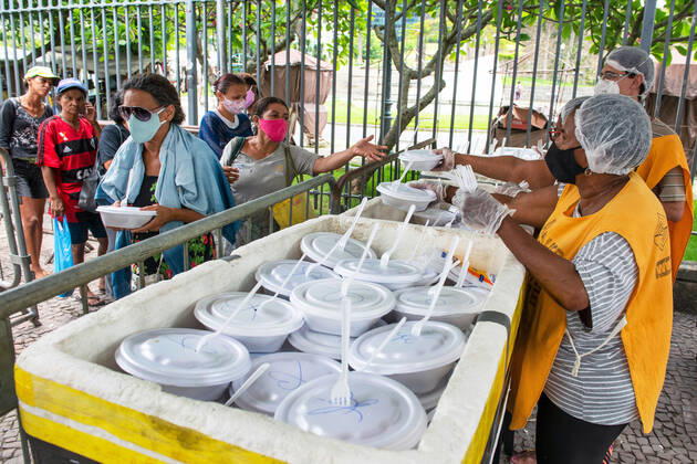 COVID-19 Food Assistance in Brazil RIO DE JANEIRO, BRAZIL, FEB 25: COVID-19 FOOD ASSISTANCE - NGO volunteers distribute free meal to people in precarious situations during the COVID-19 pandemic at downtown Rio , on Feb. 25, 2021. Rio de Janeiro Brazil 6209_232872 Copyright: xChicoxFerreira PentaxPressx