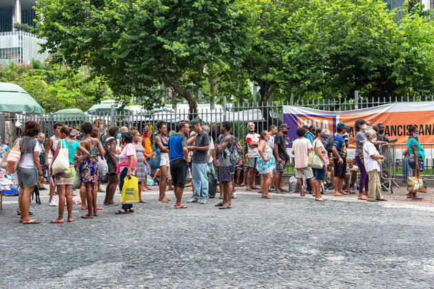 COVID-19 Food Assistance in Brazil RIO DE JANEIRO, BRAZIL, FEB 25: COVID-19 FOOD ASSISTANCE - People in precarious situation wait in line for a free meal distributed by NGO volunteers during the COVID-19 pandemic in downtown Rio , on Feb. 25, 2021. Rio de Janeiro Brazil 6209_232875 Copyright: xChicoxFerreira PentaxPressx