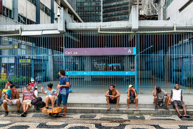 COVID-19 Food Assistance in Brazil RIO DE JANEIRO, BRAZIL, FEB 25: COVID-19 FOOD ASSISTANCE - People in precarious situations wait free meal distributed by volunteers from NGO during the COVID-19 pandemic at Largo da Carioca in Rio , Brazil, on Feb. 25, 2021. Rio de Janeiro Brazil 6209_232876 Copyright: xChicoxFerreira PentaxPressx