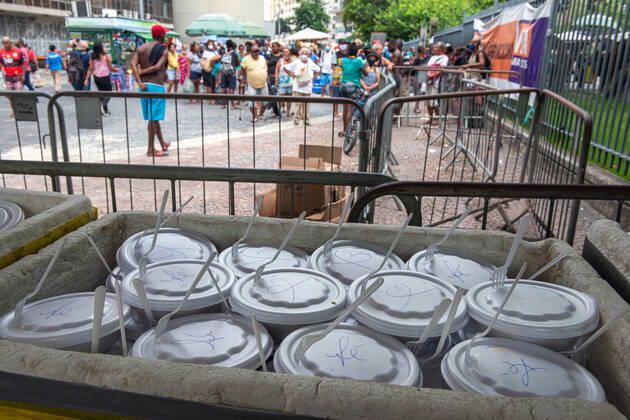 COVID-19 Food Assistance in Brazil RIO DE JANEIRO, BRAZIL, FEB 25: COVID-19 FOOD ASSISTANCE - NGO volunteers distribute free meal to people in precarious situations during the COVID-19 pandemic at downtown Rio , Brazil, on Feb. 25, 2021. Rio de Janeiro Brazil 6209_232878 Copyright: xChicoxFerreira PentaxPressx