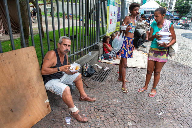 COVID-19 Food Assistance in Brazil RIO DE JANEIRO, BRAZIL, FEB 25: COVID-19 FOOD ASSISTANCE - NGO volunteers distribute free meal to people in precarious situations during the COVID-19 pandemic at downtown Rio , Brazil, on Feb. 25, 2021. Rio de Janeiro Brazil 6209_232879 Copyright: xChicoxFerreira PentaxPressx