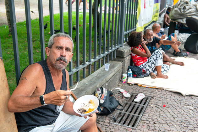 COVID-19 Food Assistance in Brazil RIO DE JANEIRO, BRAZIL, FEB 25: COVID-19 FOOD ASSISTANCE - NGO volunteers distribute free meal to people in precarious situations during the COVID-19 pandemic at downtown Rio , Brazil, on Feb. 25, 2021. Rio de Janeiro Brazil 6209_232880 Copyright: xChicoxFerreira PentaxPressx