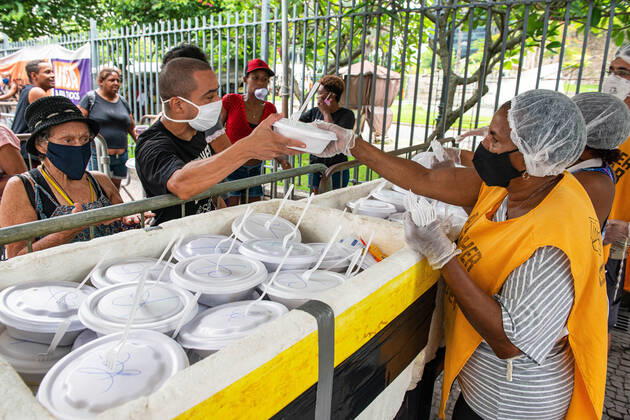 COVID-19 Food Assistance in Brazil RIO DE JANEIRO, BRAZIL, FEB 25: COVID-19 FOOD ASSISTANCE - NGO volunteers distribute free meal to people in precarious situations during the COVID-19 pandemic at downtown Rio , on Feb. 25, 2021. Rio de Janeiro Brazil 6209_232881 Copyright: xChicoxFerreira PentaxPressx