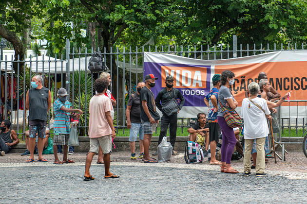 COVID-19 Food Assistance in Brazil RIO DE JANEIRO, BRAZIL, FEB 25: COVID-19 FOOD ASSISTANCE - People in precarious situation wait in line for a free meal distributed by NGO volunteers during the COVID-19 pandemic at downtown Rio , on Feb. 25, 2021. Rio de Janeiro Brazil 6209_232883 Copyright: xChicoxFerreira PentaxPressx
