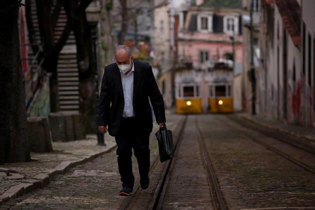 February 25, 2021, Lisbon, Portugal: A men wearing a face mask is seen in Lisbon, Portugal on February 25, 2021. Portugal s parliament approved on Thursday the renewal of the state of emergency in the country through March 16, allowing the government to keep all lockdown and anti-COVID-19 measures in place. Lisbon Portugal - ZUMAf123 20210225_zap_f123_001 Copyright: xPedroxFiuzax