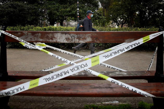 February 25, 2021, Lisbon, Portugal: A men wearing a face mask walks by a police taped bench to prevent its use in Lisbon. Portugal s parliament approved on Thursday the renewal of the state of emergency in the country through March 16, allowing the government to keep all lockdown and anti-COVID-19 measures in place. Lisbon Portugal - ZUMAf123 20210225_zap_f123_004 Copyright: xPedroxFiuzax