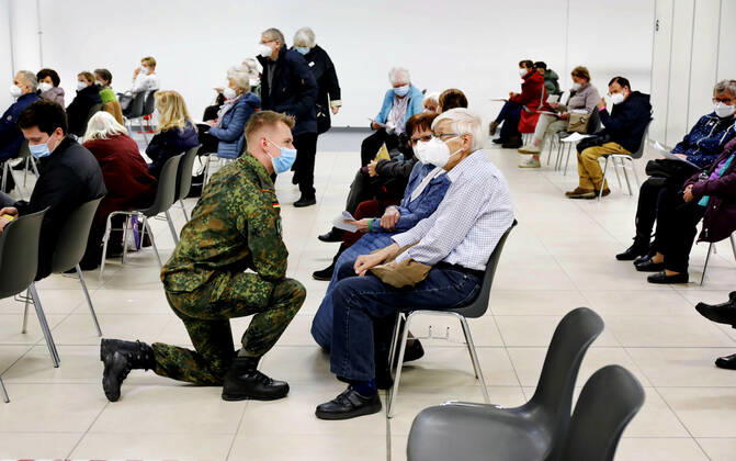 Vaccination center Schoenefeld Schoenefeld, DEU, 26 02 2021 Vaccinees and a soldier of the German armed forces in the vaccination center in terminal 5 of the BER airport Schoenefeld Brandenburg Germany