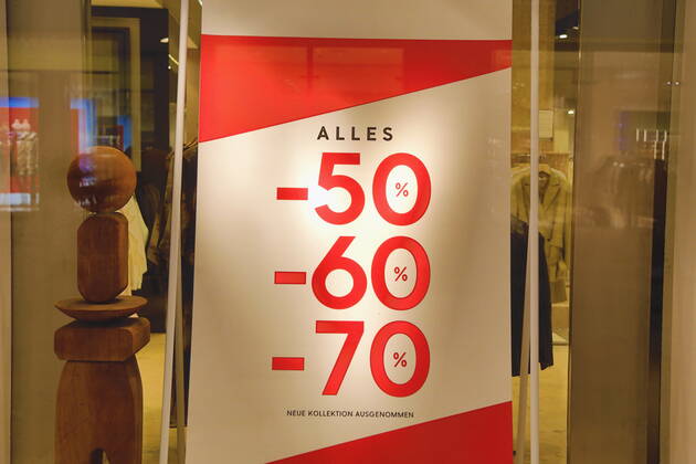 Coronas stuation in Vienna Vienna, Innere Stadt, 25 02 2021 Corona pandemic, Corona, Corona virus, CoV 2, Covid 19, Sars, virus, virus infection, pandemic, Corona crisis, viral disease, Coronavirus, SARS CoV 2 economic crisis, economy, trade, sale, clearance sale, clearance sale, shop Vienna Austria AVN101002455015