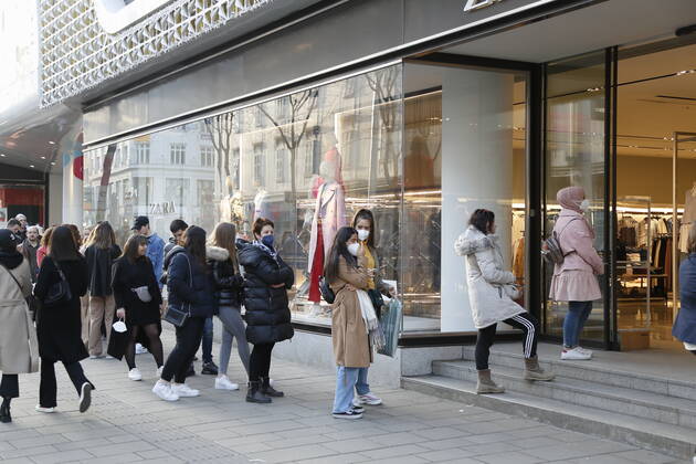Coronas Stuation in Vienna Vienna, Innere Stadt, 25 02 2021 Corona Pandemic, Corona, Corona Virus, CoV 2, Covid 19, Sars, virus, virus infection, pandemic, corona crisis, viral disease, coronavirus, SARS CoV 2 queue of people in front of clothing shop, economic crisis, economy, trade, boutique, store, shop, textile industry, textile trade, shop, text AVN101002455095